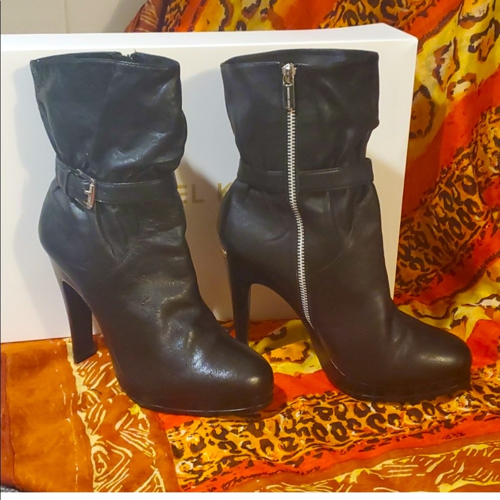 Like new Michael Kors boots size 9 leather